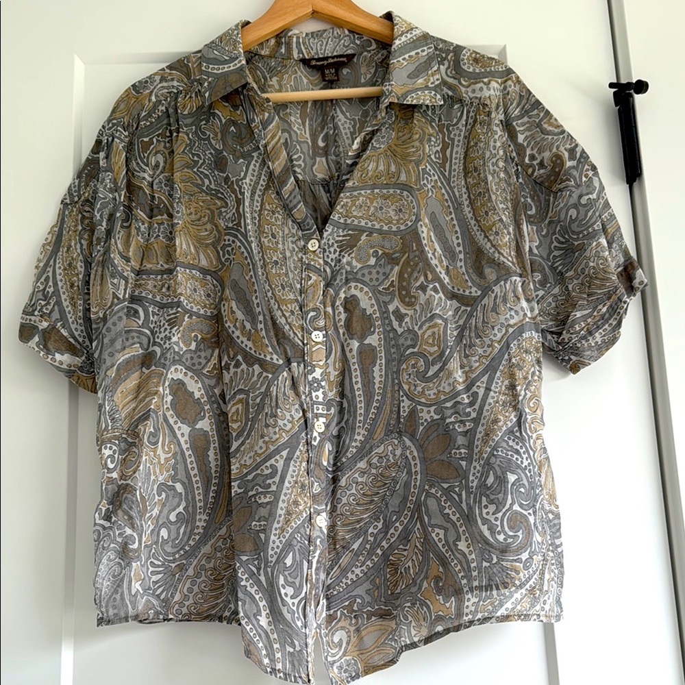 🥰Tommy Bahama shear Grey Paisley button down blouse. Size M
